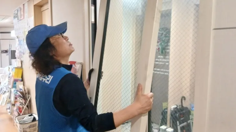 마포래미안푸르지오 3연동 중문 와이어·롤러 교체 현장